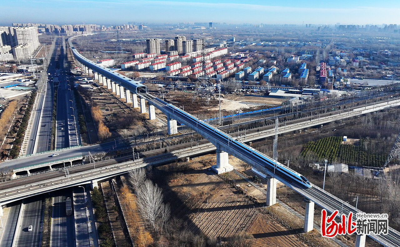 12月28日，懷興城際廊興段正式開通運(yùn)營。 河北日報(bào)記者 趙永輝攝.jpg