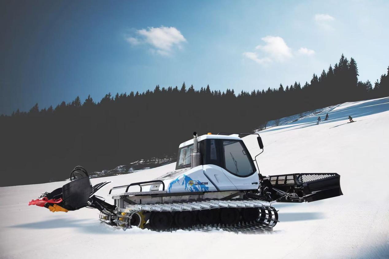 軋雪車正在雪場作業(yè)。伊建華攝