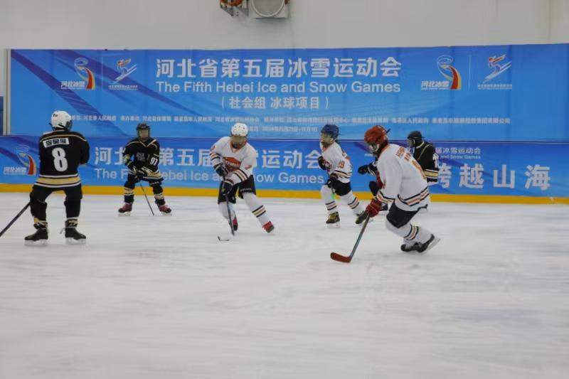 河北省第五屆冰雪運(yùn)動會冰球比賽現(xiàn)場。伊建華攝