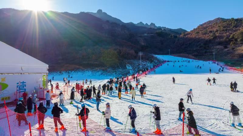 滑雪愛好者在秦皇島天女小鎮(zhèn)滑雪場滑雪,。伊建華攝