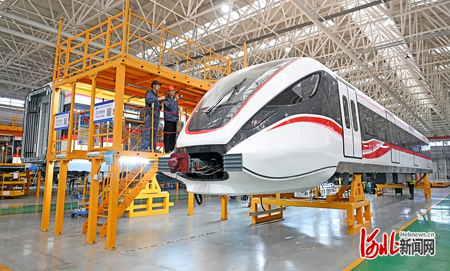 5月9日,，京投裝備河北京車軌道交通車輛裝備有限公司,，工作人員在總組裝車間內工作。 河北日報記者 張昊攝.JPG