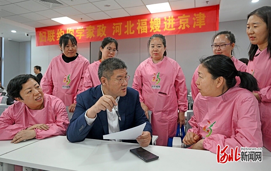 4月29日,，邢臺(tái)市“河北福嫂”進(jìn)京津工作推進(jìn)會(huì)現(xiàn)場(chǎng),，北京一家家政服務(wù)平臺(tái)工作人員（前排中）介紹北京家政市場(chǎng)崗位信息。 河北日?qǐng)?bào)記者 張昊攝.jpg