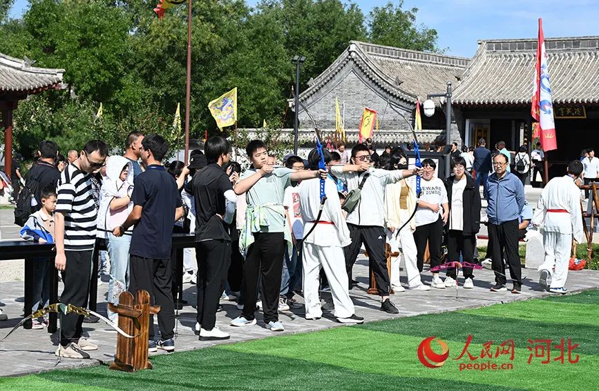 游客體驗(yàn)科舉射擊,。人民網(wǎng)記者 周博攝